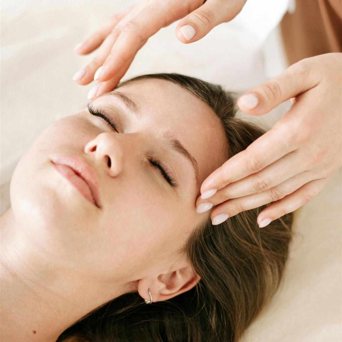 Nahaufnahme von einer Frau, die eine Gesichtsbehandlung oder Spa-Massage erhält.