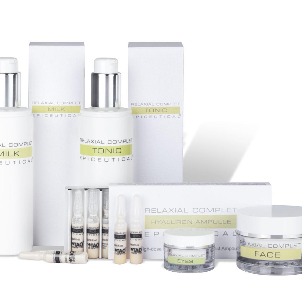 Eine Produktpalette für die Hautpflege der Marke Relaxial Complex, bestehend aus Flaschen für Milch und Tonic sowie Verpackungen für Augen- und Gesich